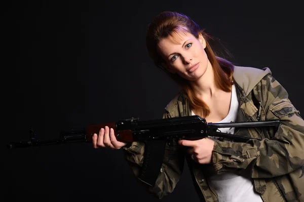 Kvinna med pistol — Stockfoto
