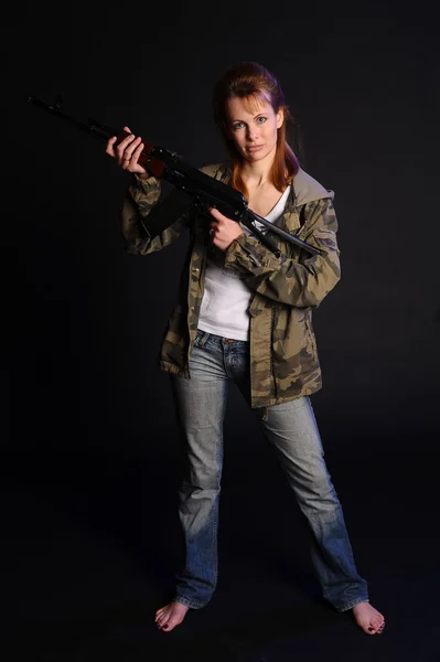 Silahlı bir kadın. — Stok fotoğraf