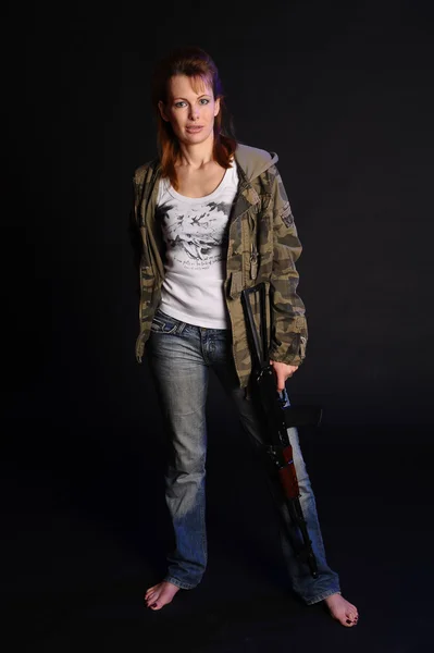 Vrouw met een pistool — Stockfoto
