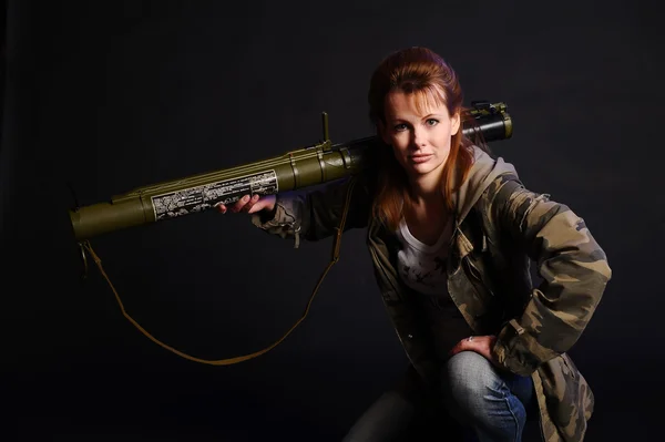 Mujer con un arma — Foto de Stock