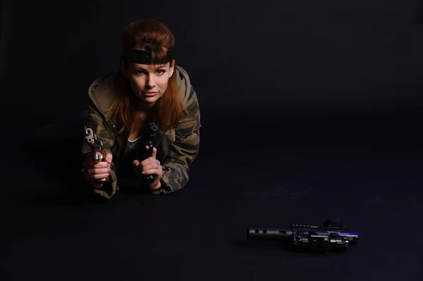Joven mujer armada militar —  Fotos de Stock