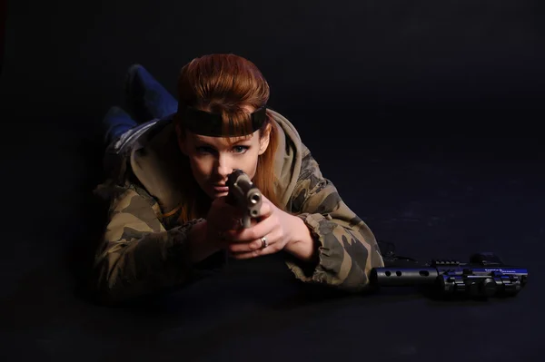 年轻的军事枪的女人 — 图库照片