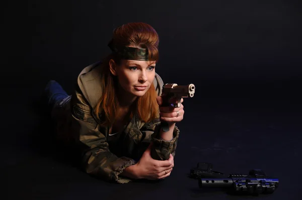 Τους νέους όπλο στρατιωτική γυναίκα — Φωτογραφία Αρχείου