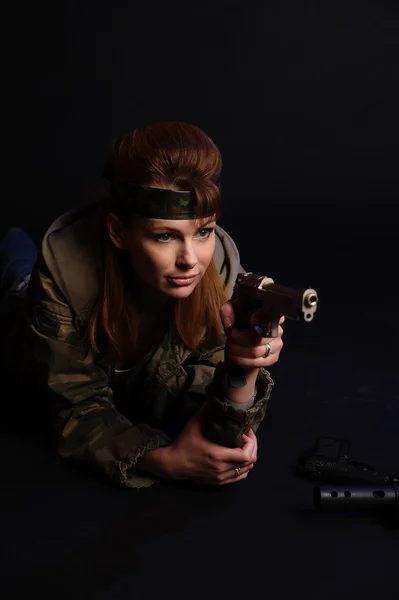 Fiatal katonai pisztolyt nő — Stock Fotó