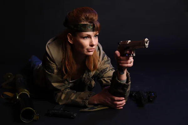 Jonge militair pistool vrouw — Stockfoto