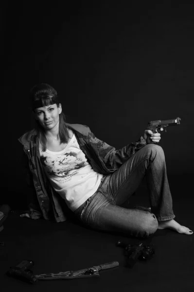 Kobieta młody pistolet wojskowy — Zdjęcie stockowe