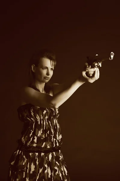 Молодая женщина с оружием — стоковое фото