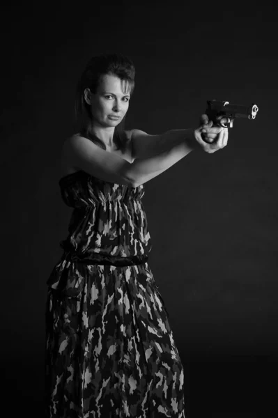 Jeune femme militaire pistolet — Photo