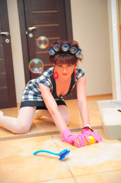 Huisvrouw wassen vloeren — Stockfoto
