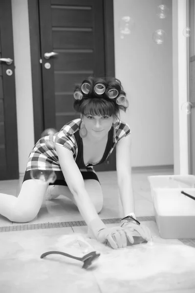Hausfrau wäscht Fußböden — Stockfoto