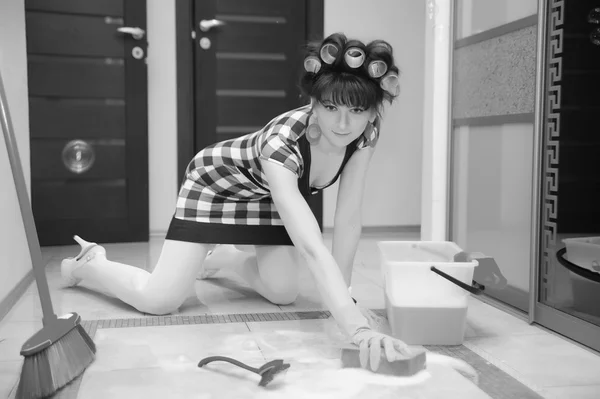 Huisvrouw wassen vloeren — Stockfoto