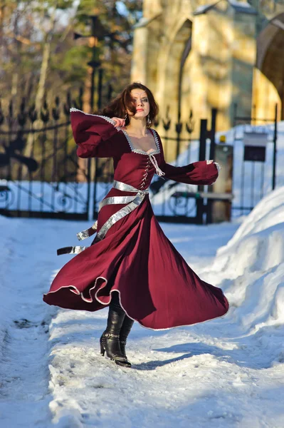 中世纪穿裙子的年轻女子 — 图库照片