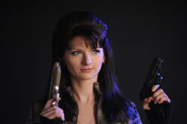 Junge Frau mit Waffe — Stockfoto