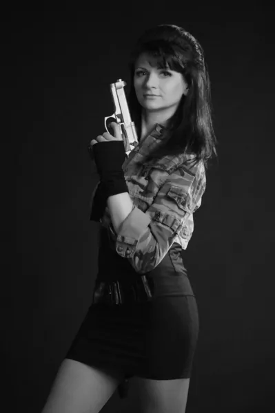 Unga militära gun kvinna — Stockfoto