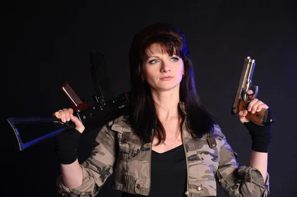 Unga militära gun kvinna — Stockfoto