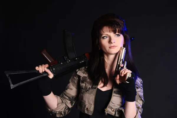軍用銃の若い女性 — ストック写真