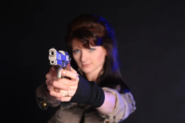 Jovem militar arma mulher — Fotografia de Stock