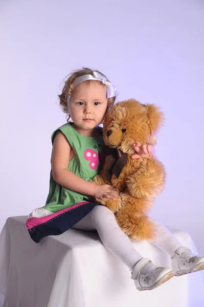 Petite fille tenant un ours en peluche — Photo