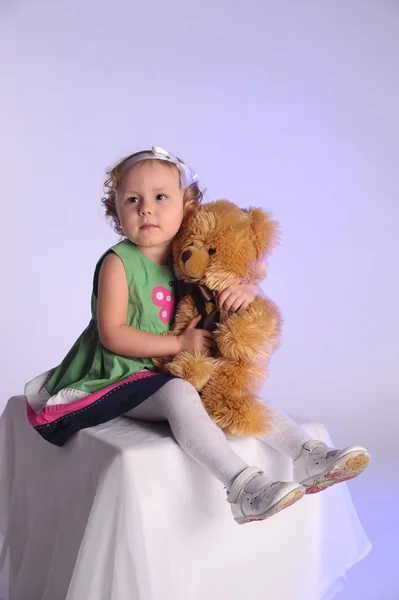 抱着泰迪熊的小女孩 — 图库照片