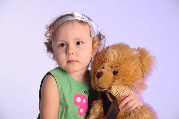 抱着泰迪熊的小女孩 — 图库照片