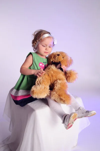 Little girl holding a teddy bear — Stock Photo, Image