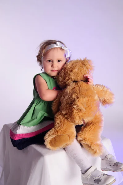 Klein meisje met een teddybeer — Stockfoto