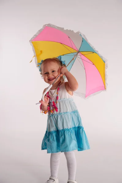 带着雨伞的小女孩 — 图库照片