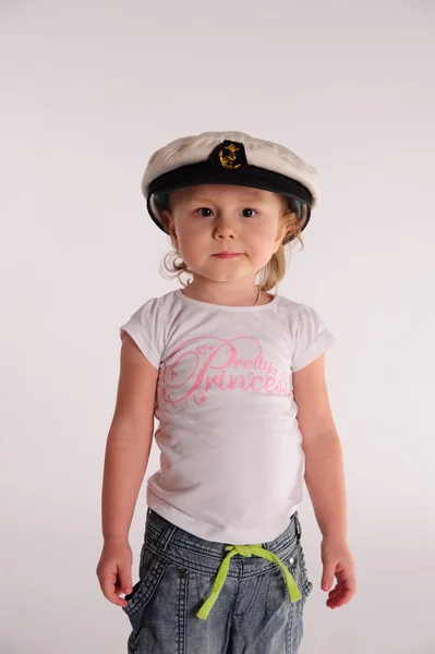Liten flicka i en captain's cap — Stockfoto