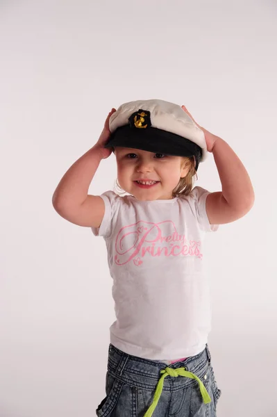 Klein meisje in een kapitein GLB — Stockfoto