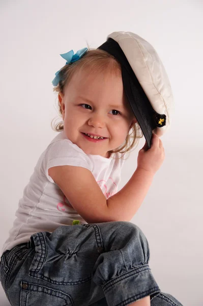 Kleines Mädchen mit Kapitänsmütze — Stockfoto