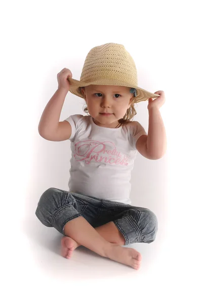 Kleines Mädchen mit Strohhut — Stockfoto