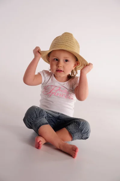 Bambina con un cappello di paglia — Foto Stock