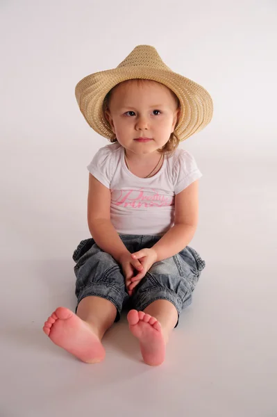 Little girl in a straw hat — Stock Photo, Image