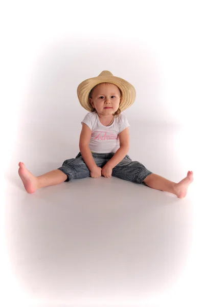 Klein meisje in een stro hoed — Stockfoto