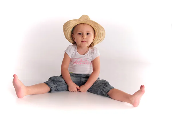 Hasır şapkalı küçük kız — Stok fotoğraf