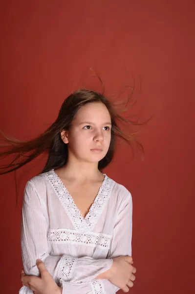 Gyönyörű fiatal barna lány dinamikus portréja — Stock Fotó