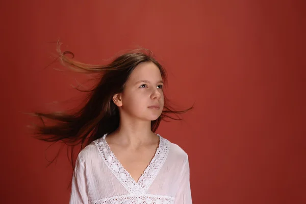 美しい若いブルネットの少女のダイナミックな肖像画 — ストック写真