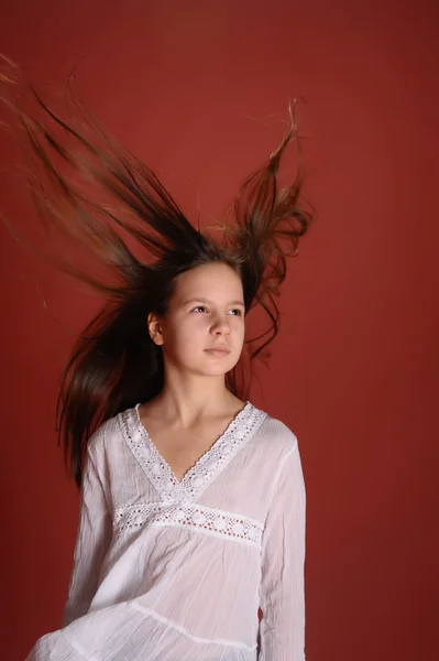 Dynamische portret van mooie jonge brunette meisje — Stockfoto