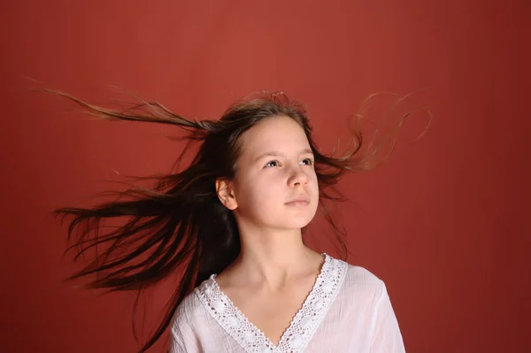 Dynamische portret van mooie jonge brunette meisje — Stockfoto