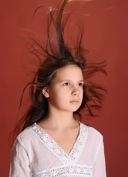 Dynamisches Porträt der schönen jungen brünetten Mädchen — Stockfoto