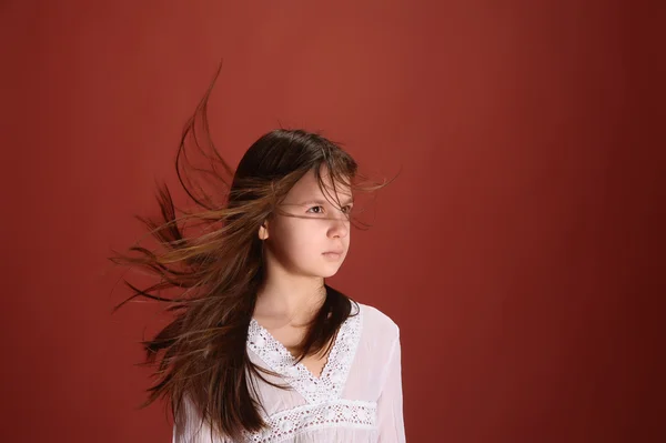 Gyönyörű fiatal barna lány dinamikus portréja — Stock Fotó