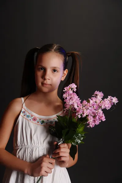 ライラックの花束を持つ少女 — ストック写真