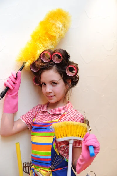 Genç bir ev hanımı fırçaları ile — Stok fotoğraf