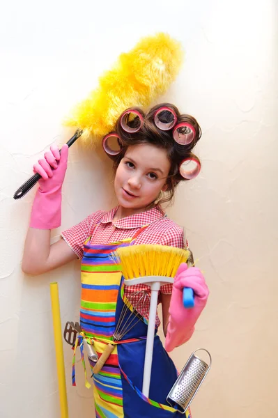 Una joven ama de casa con cepillos —  Fotos de Stock