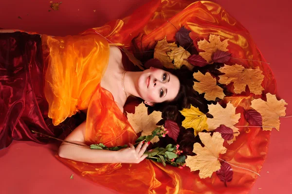 Frau mit Herbstblättern — Stockfoto