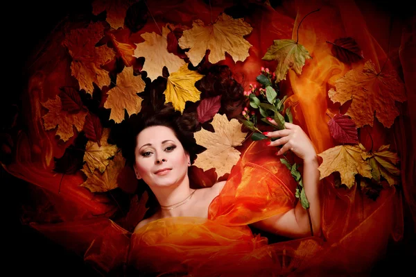 Mujer con hojas de otoño —  Fotos de Stock