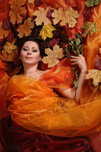 Frau mit Herbstblättern — Stockfoto