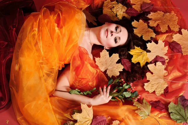 Őszi levelű nő — Stock Fotó