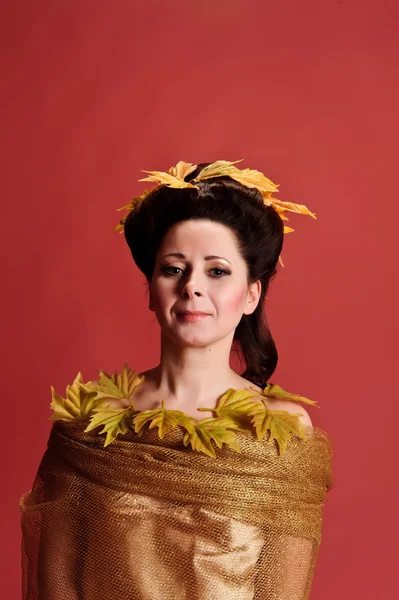 Kobieta z jesiennymi liśćmi — Zdjęcie stockowe