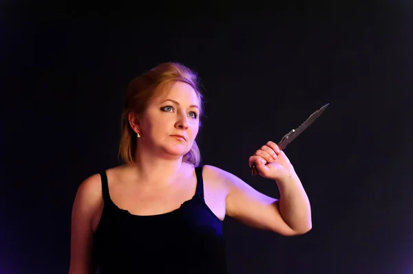 Kobieta trzyma nóż myśliwy — Zdjęcie stockowe